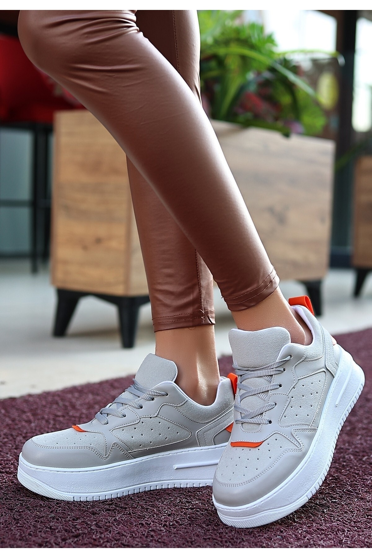 Gri Süet Turuncu Detaylı Bağcıklı Spor Kadın Ayakkabı
