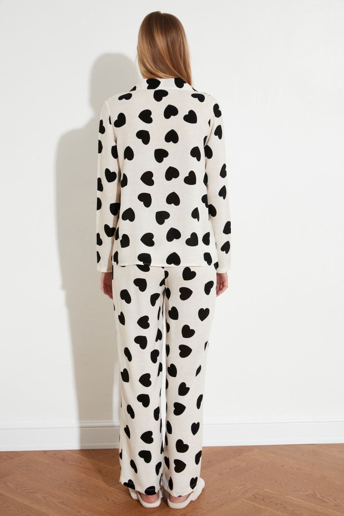 Trendyol Collection-Ecrufarbenes, herzförmiges, gewebtes Pyjama-Set aus Viskose THMAW21PT0936 18