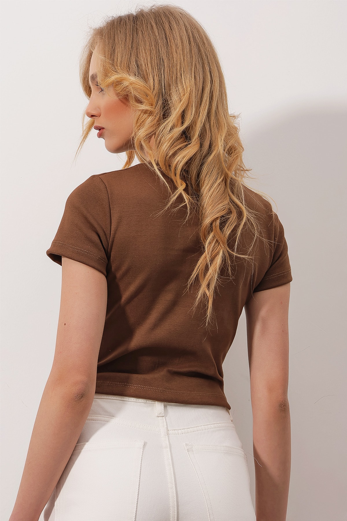 Trend Alaçatı Stili-Braune Damen-Strickbluse mit Rundhalsausschnitt, Herz-Stickerei, halblangen Ärmeln ALC-X9572-2 5