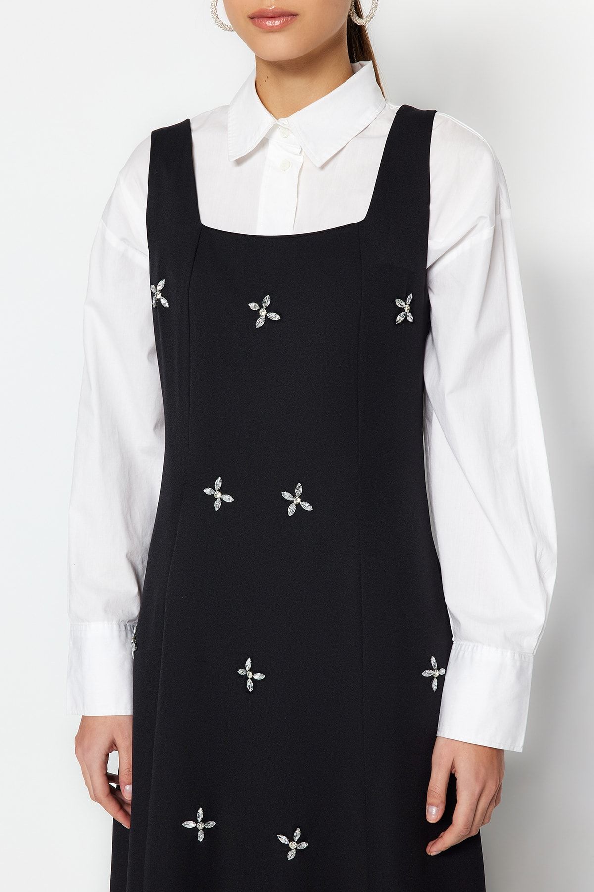 Trendyol Modest-Schwarzes, gewebtes Gilet-Kleid mit quadratischem Kragen und Schmuckstickerei-Details TCTSS23EB00157 4