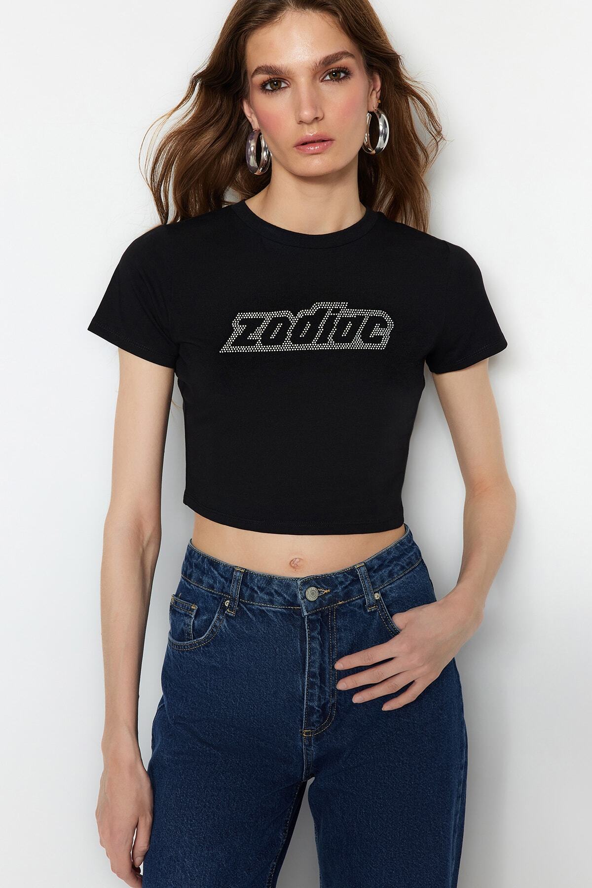 Trendyolmilla  Siyah Taş Baskılı Basic Crop Bisiklet Yaka Pamuklu Esnek Örme T-Shirt TWOSS23TS00128