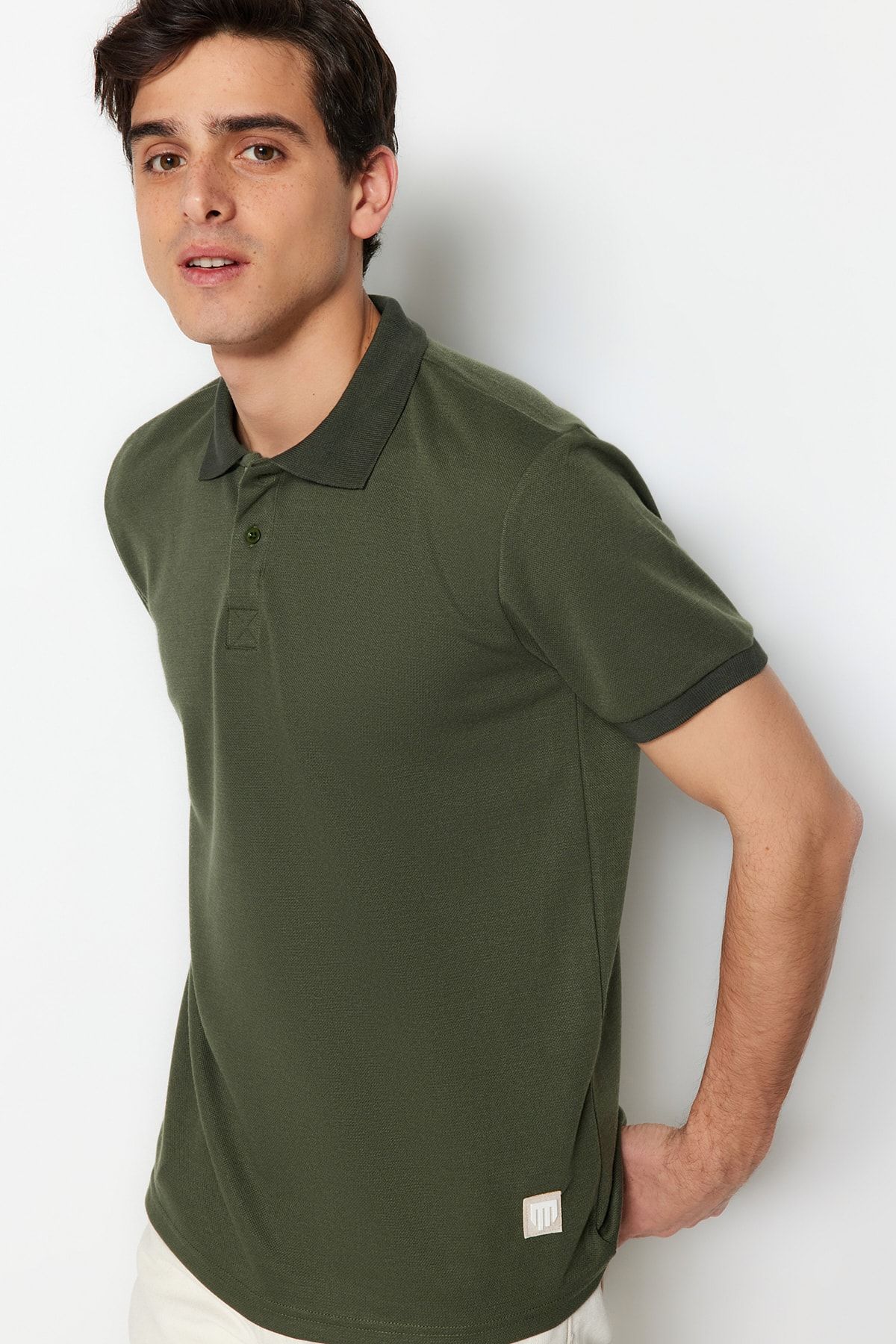 Trendyol Collection-Tricou cu decolteu polo premium kaki cu croială obișnuită și aplicată TMNSS23PO00016 3
