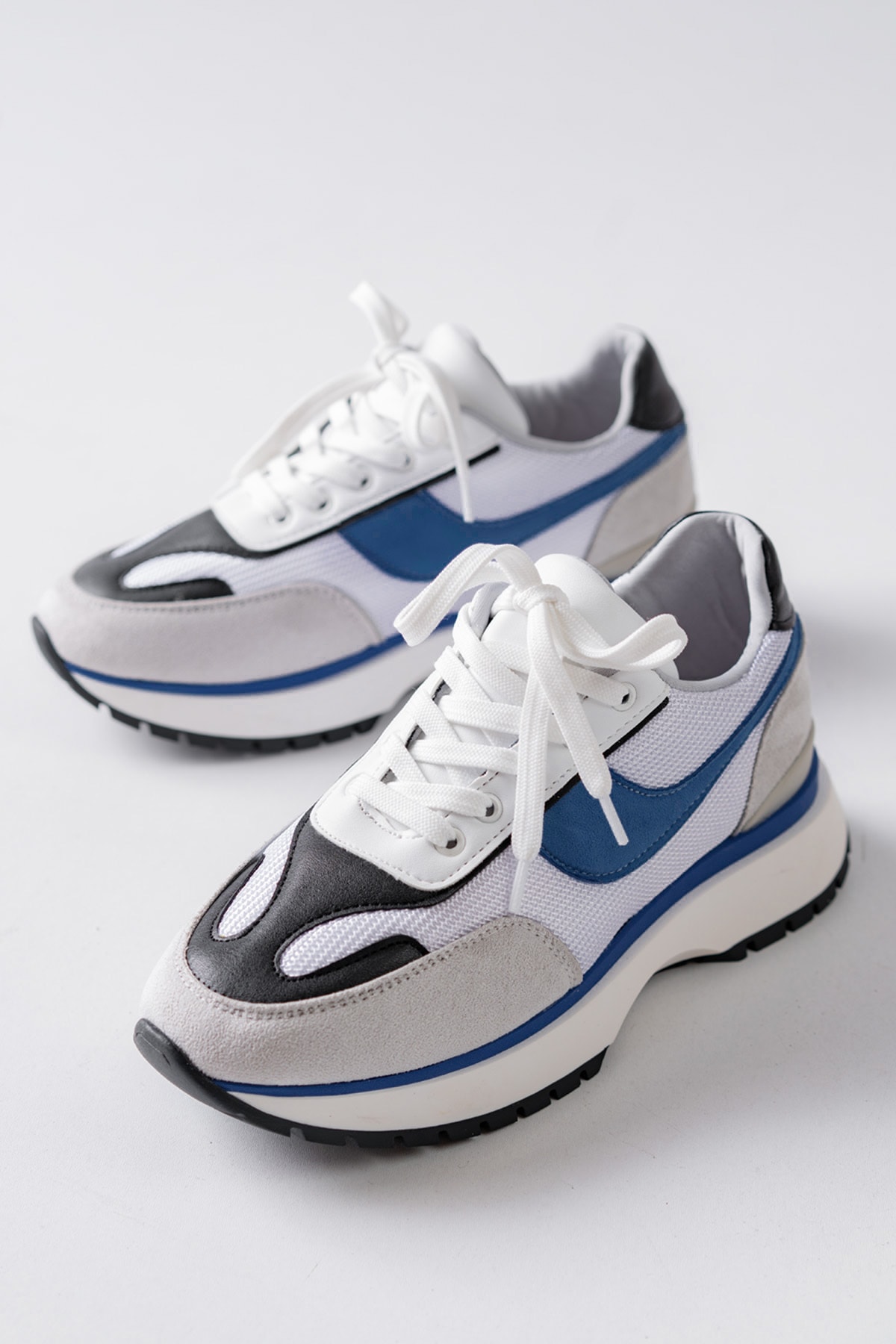 New Season Style Casual Stylish Premium Women's Sports Shoes with White Laces