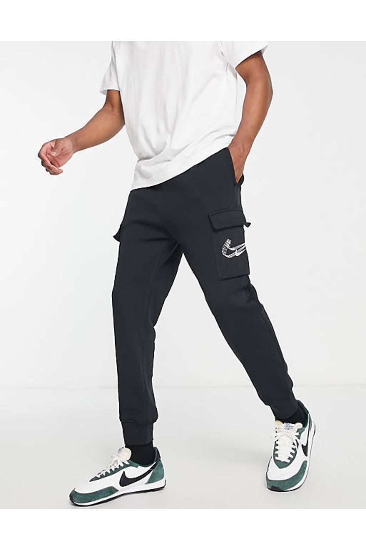 Nike swoosh cargo hotsell pocket sweatpants in black
