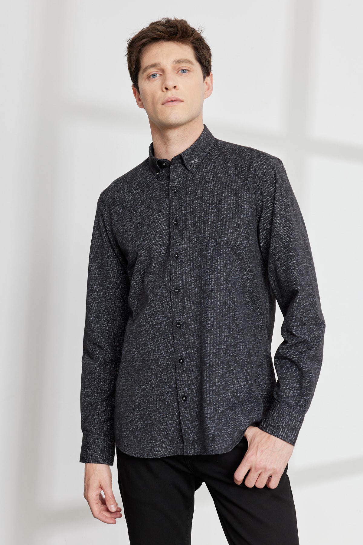 آلتین ییدلیز کلاسیکس پیراهن مردانه سفید-مشکی اسلیم فیت، یقه دکمه‌دار، طرح‌دار نخی، یقه گرد