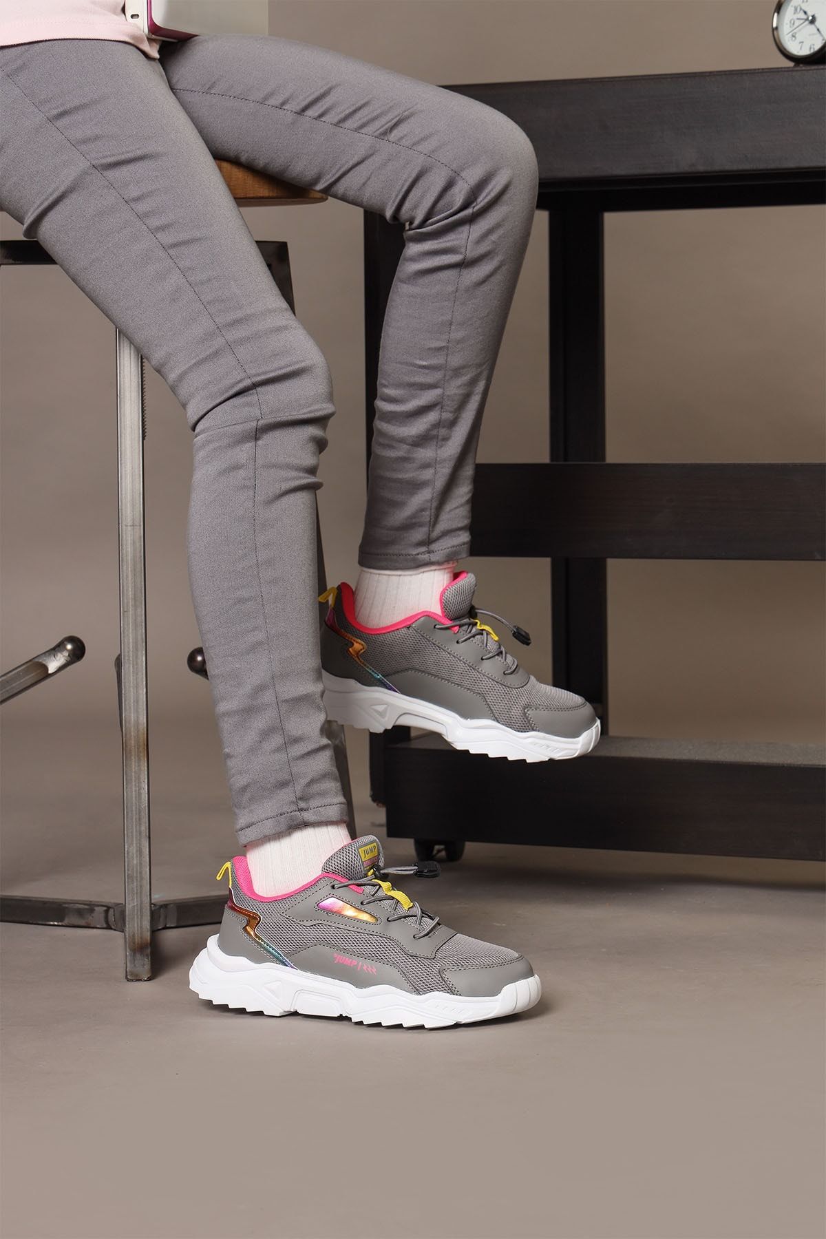 Jump Sneaker Grau Flacher Absatz