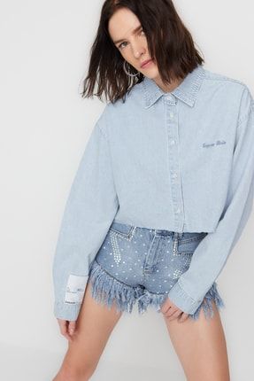 TRENDYOLMILLA X Sagaza Studio Mavi Nakış Detaylı Crop Denim Gömlek TCLSS23GO00004
