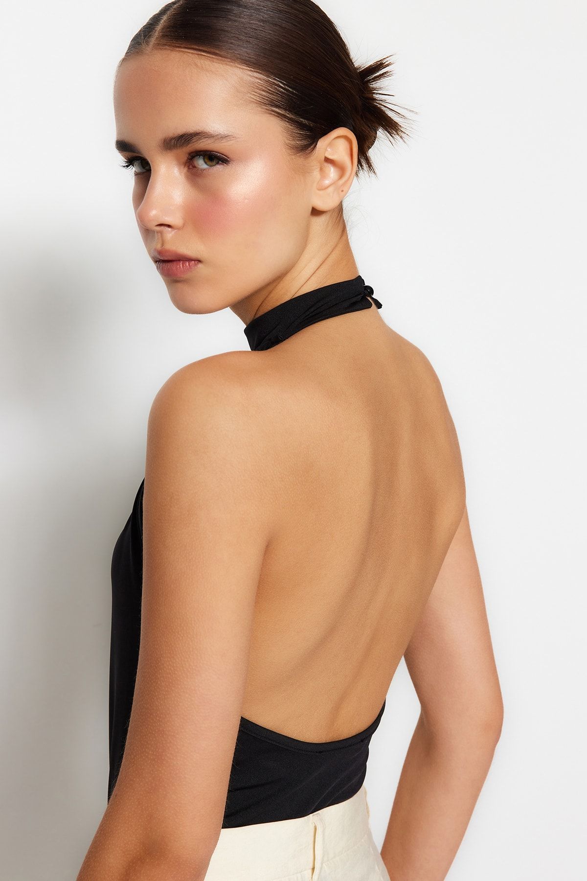 Trendyol Collection Elastyczne Dzianinowe Body - Czarne, Kołnierz Stójka, Niski Tył, Zatrzask Kobieta - M