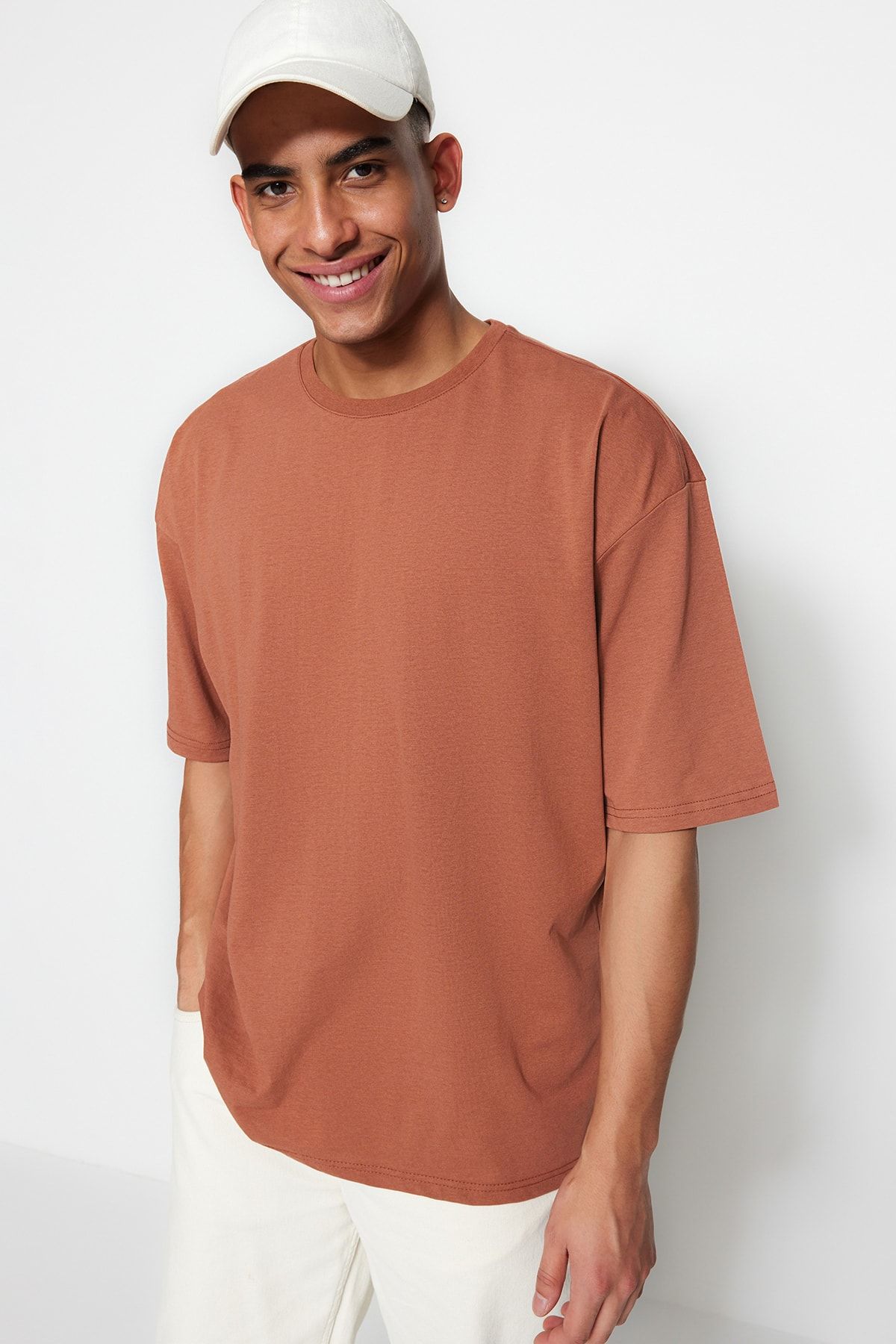 Trendyol Collection-Brązowy T-shirt oversize z krótkim rękawem i okrągłym dekoltem - TMNSS22TS0317 3