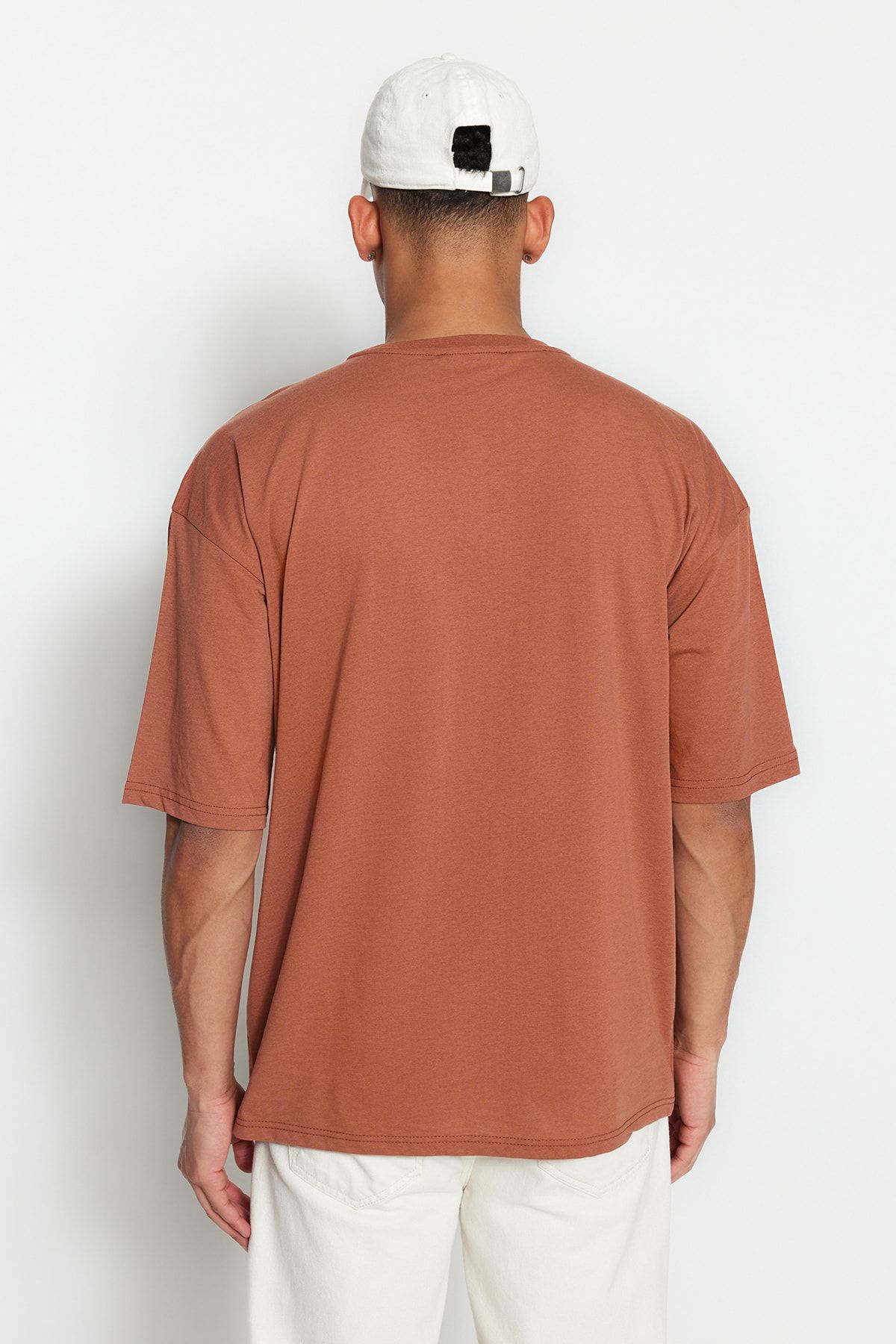 Trendyol Collection-Brązowy T-shirt oversize z krótkim rękawem i okrągłym dekoltem - TMNSS22TS0317 2