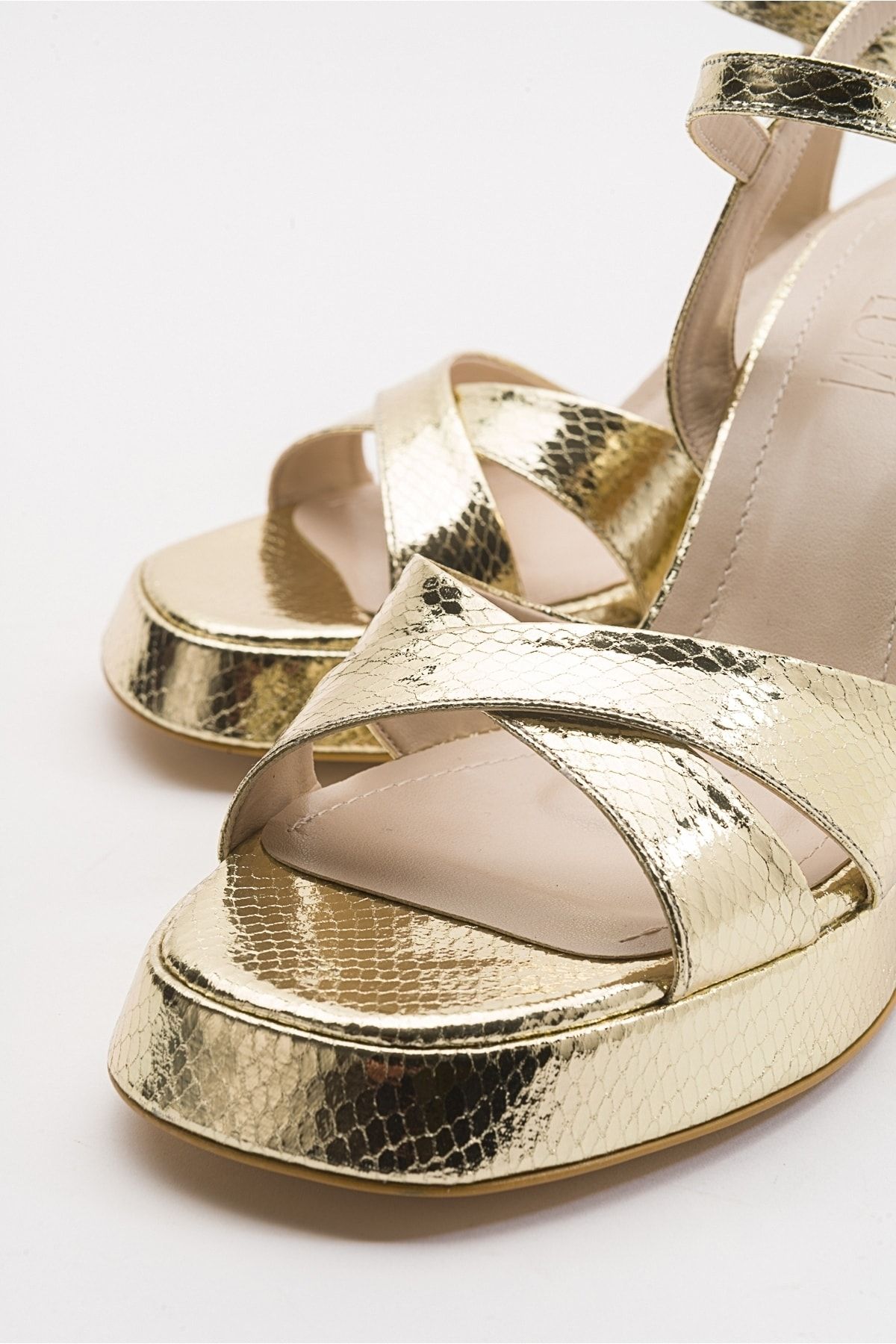 کفش پاشنه کلاسیک طلایی زنانه الگوی طلای Lello Gold Heep luvishoes