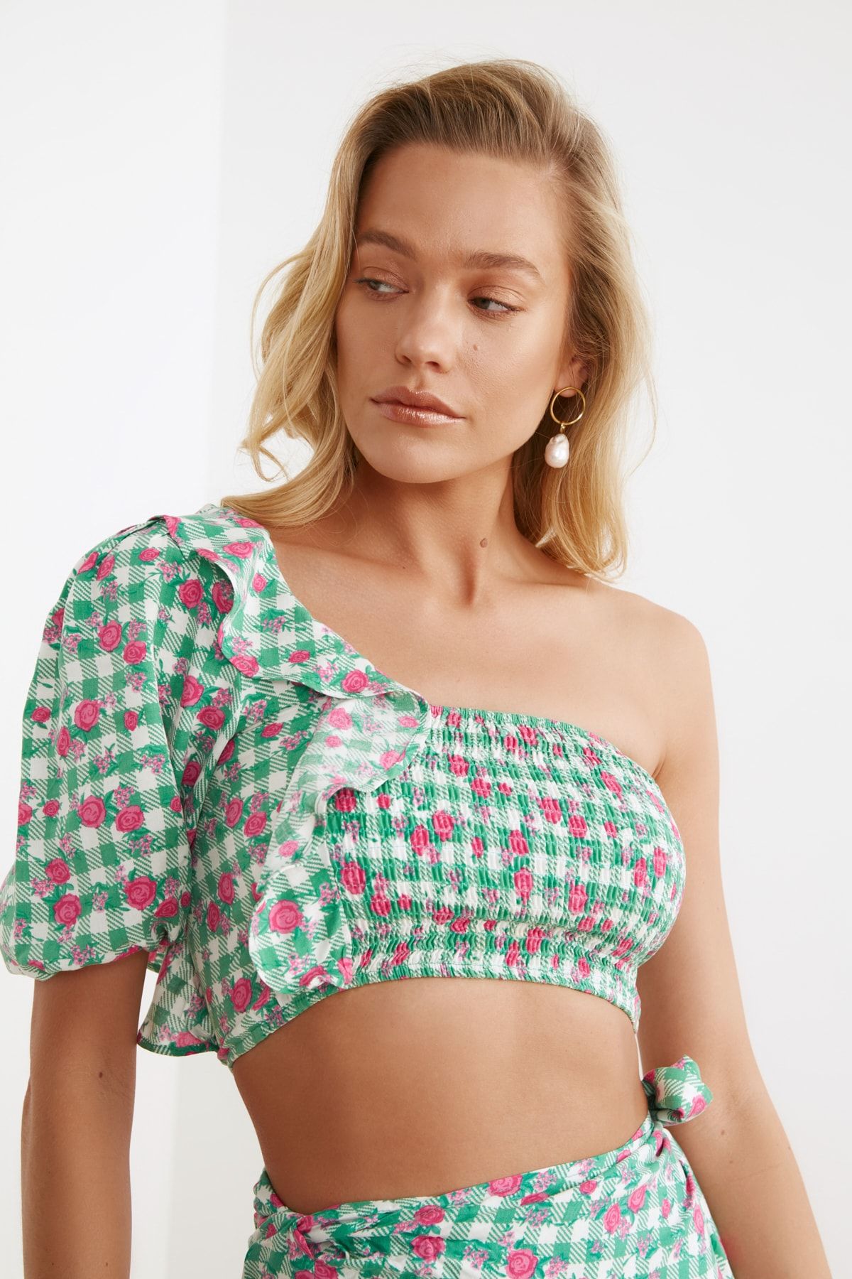 Trendyol Collection-Abstrakt gemustertes, gewebtes Rüschen-Set mit einer Schulter, Bluse und Rock TBESS20AU0030 17