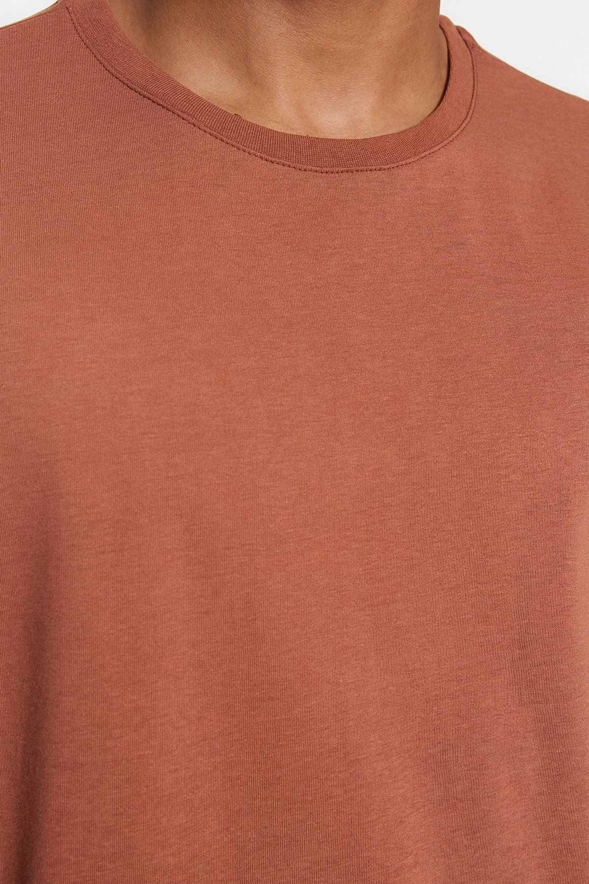 Trendyol Collection-Brązowy T-shirt oversize z krótkim rękawem i okrągłym dekoltem - TMNSS22TS0317 4