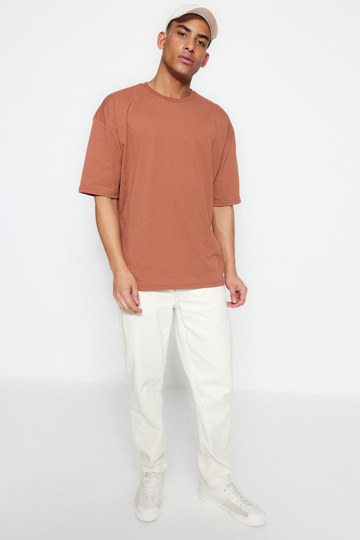 Trendyol Collection-Brązowy T-shirt oversize z krótkim rękawem i okrągłym dekoltem - TMNSS22TS0317 5