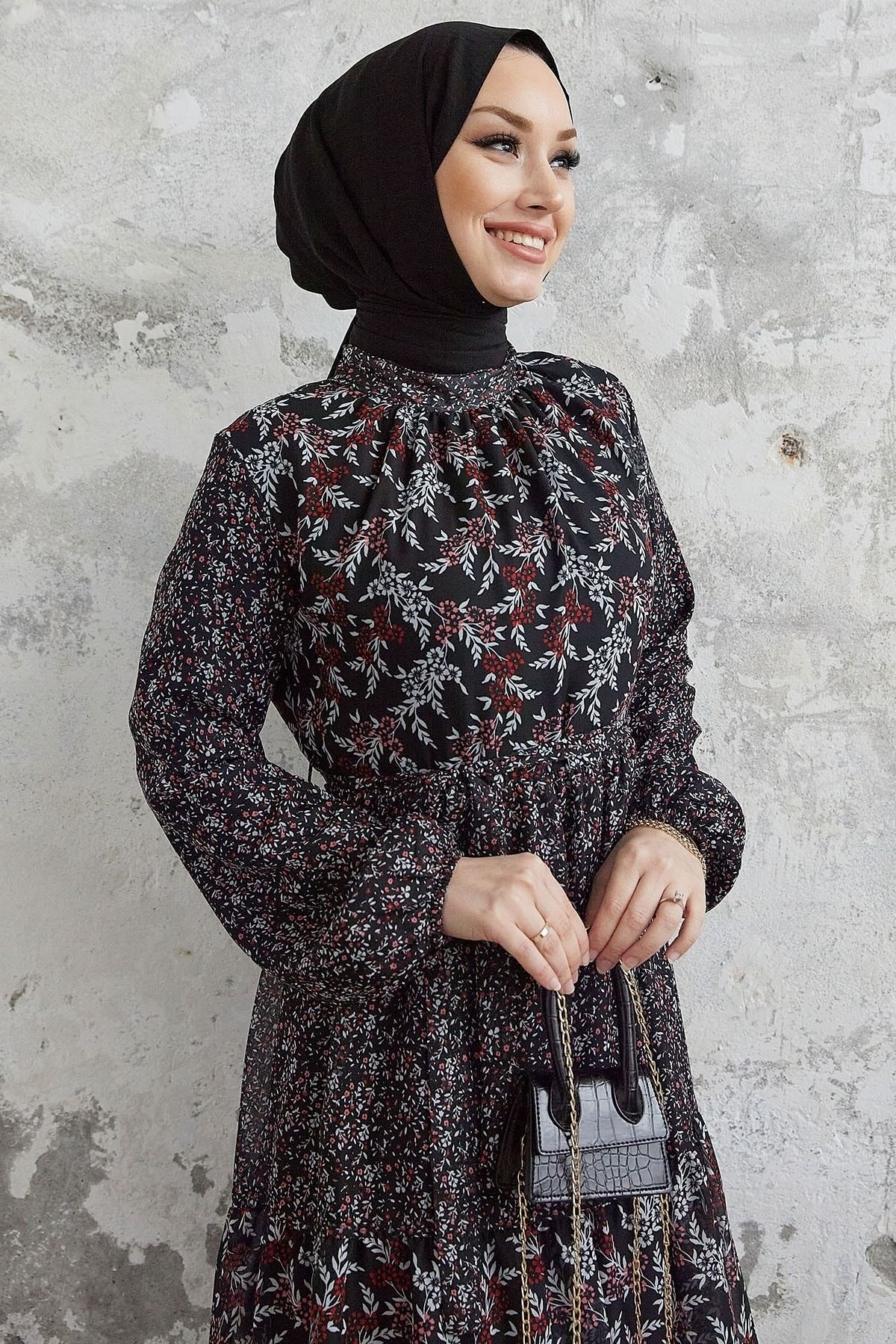 InStyle-Květinové šifonové šaty Nessa s páskem - černé 3