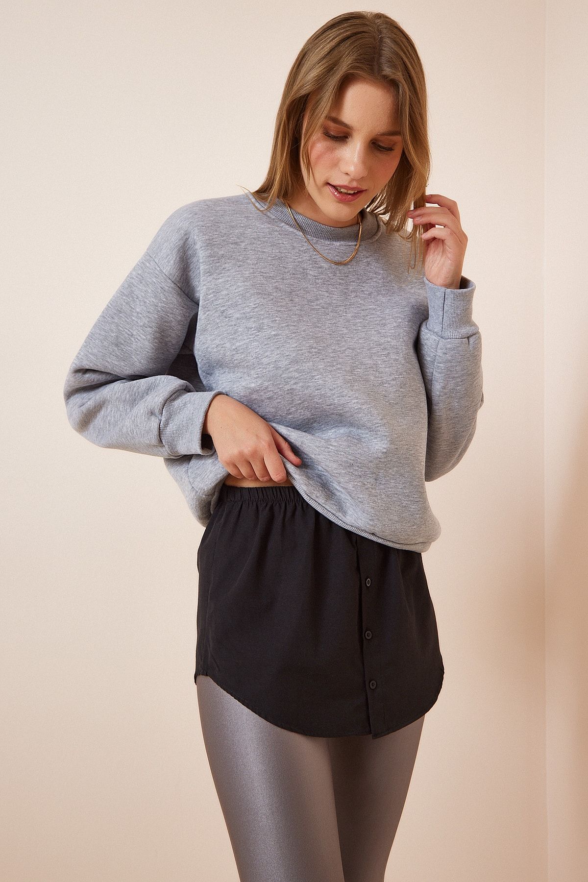 elle porte un pull noir et un sweat shirt et six t shirts poplin dd0150