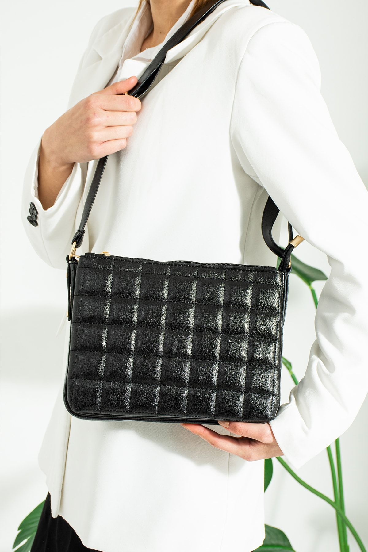 Removable quilted pouch shop boxy shoulder bag