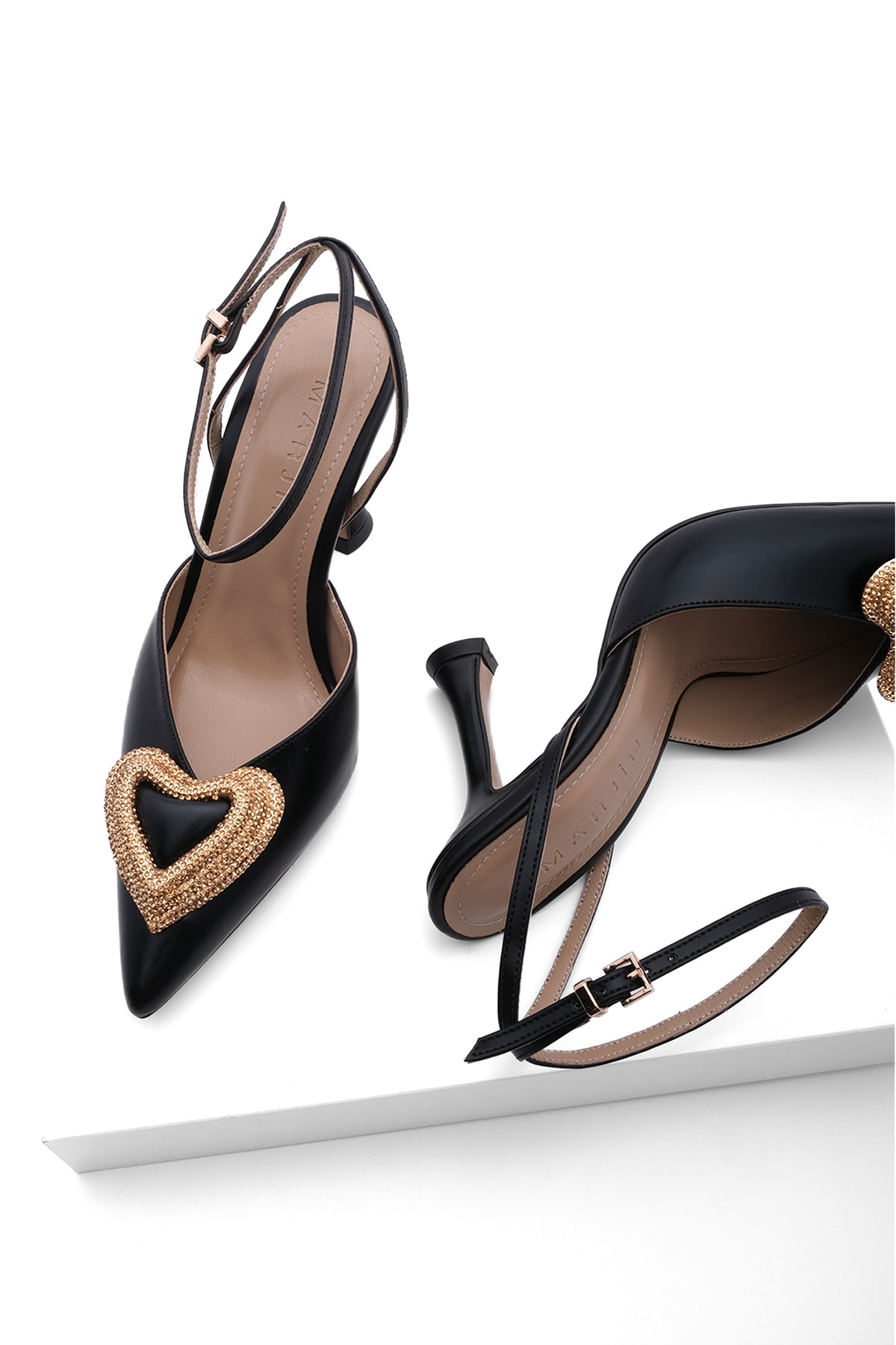 Marjin Kadın Stiletto Kalp Tokalı Gold Detaylı Topuklu Ayakkabı Arkası Açık Abiye Ayakkabı Tena siyah