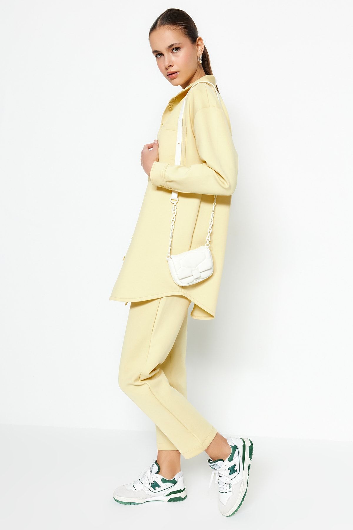 Trendyol Modest-طقم قميص وبنطلون من قماش سكوبا - أصفر، تفاصيل الجيب TCTSS23US00011 2