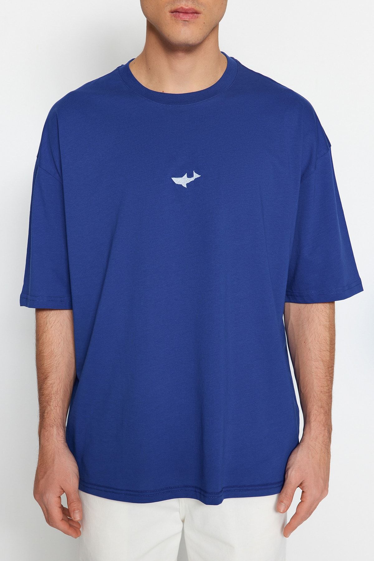 Trendyol Collection-Navy Blue Oversize SharK hímzett póló - rövid ujjú TMNSS23TS00245 4