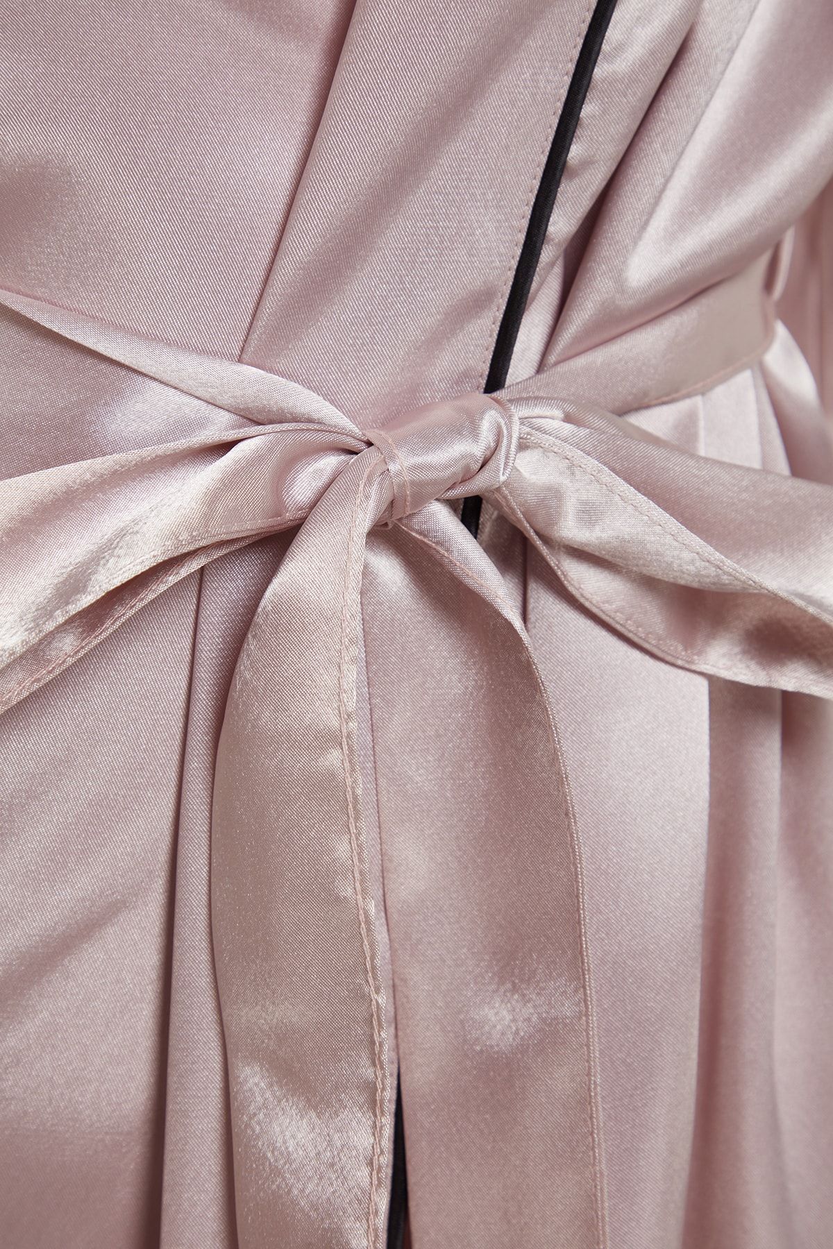 Trendyol Collection-Puderfarbener, mit Gürtelpaspeln versehener, detaillierter Morgenmantel aus Satin mit weiten Ärmeln THMSS23SB00017 8