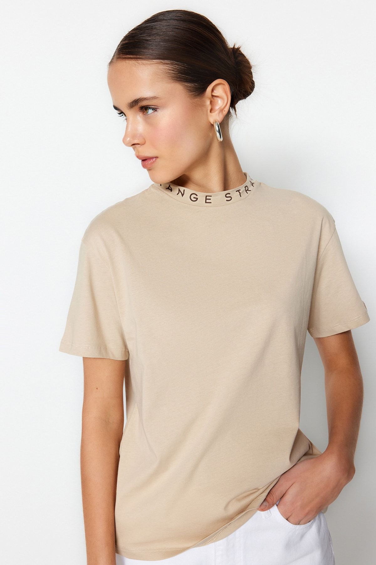 Trendyol Collection Kámen 100% bavlna Slogan s potiskem Základní stojanový límec Pletené tričko TWOAW20TS0099
