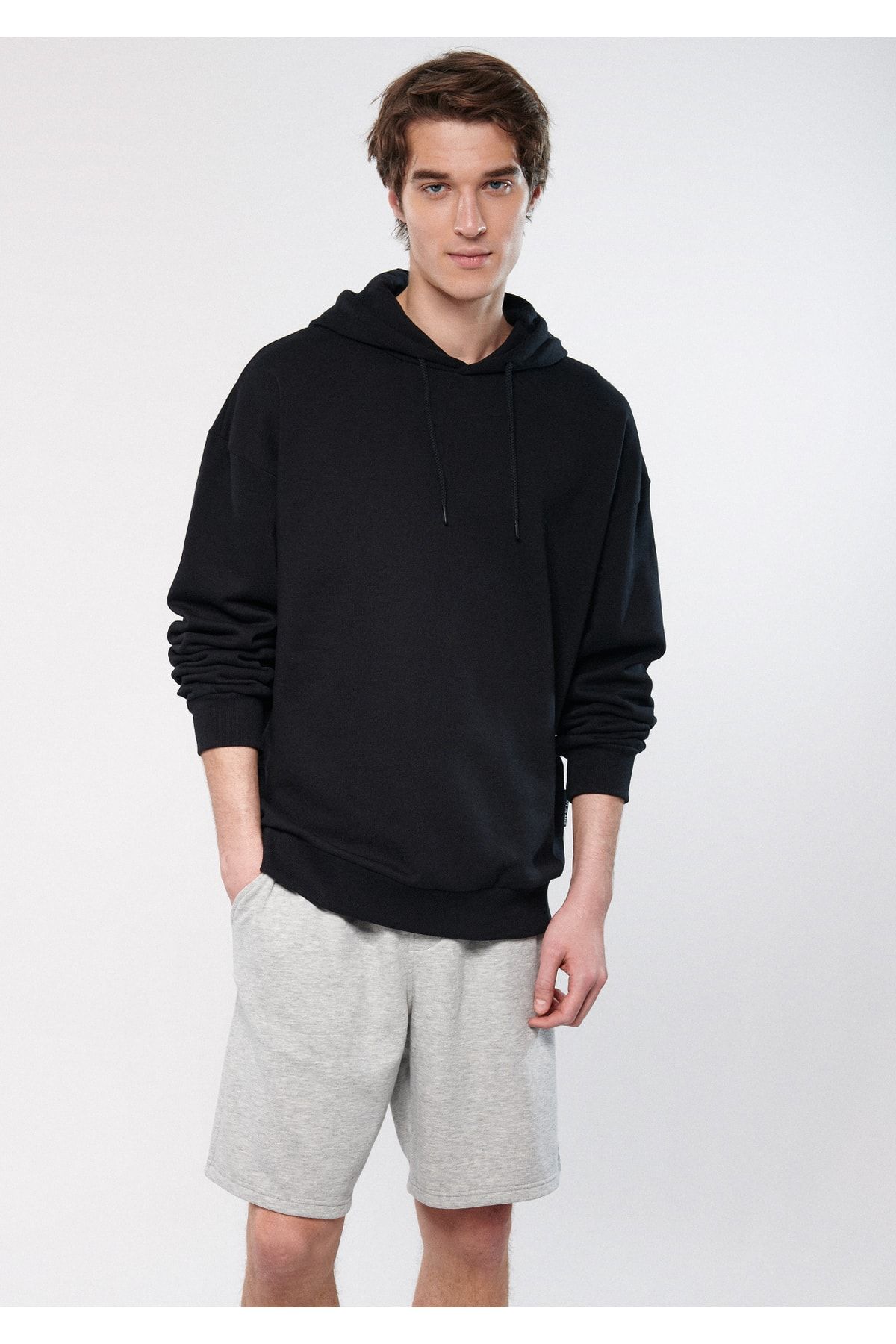 Mavi Kapüşonlu Siyah Sweatshirt 0610062-900