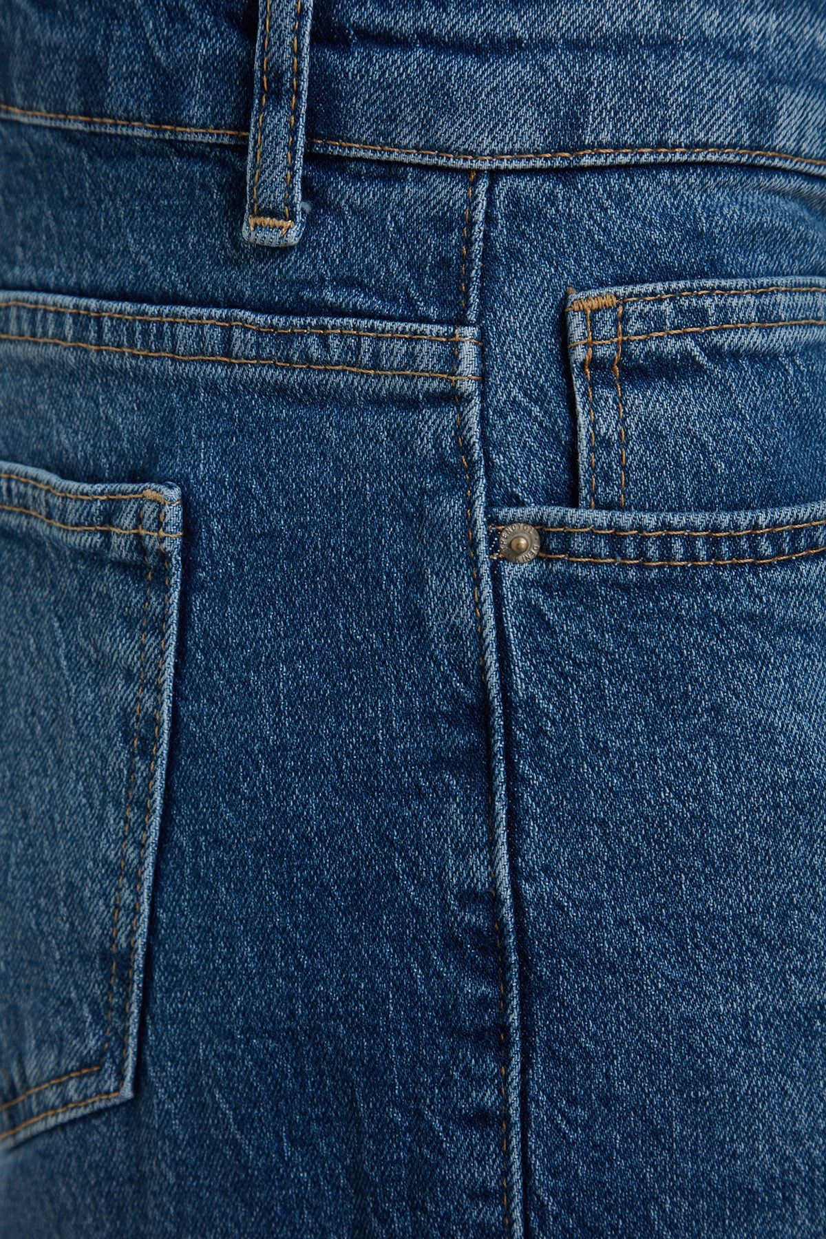 TRENDYOL MAN Lacivert Erkek Regular Fit Tırmık Destroylu Denim Kot Şort &amp; Bermuda TMNSS23SR00053 IV11801