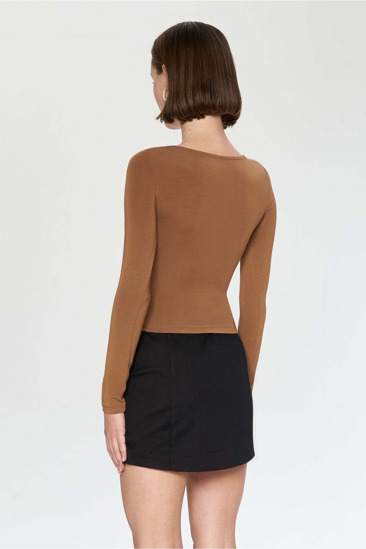 IAMNOTBASIC-Riri Top - Brown 2