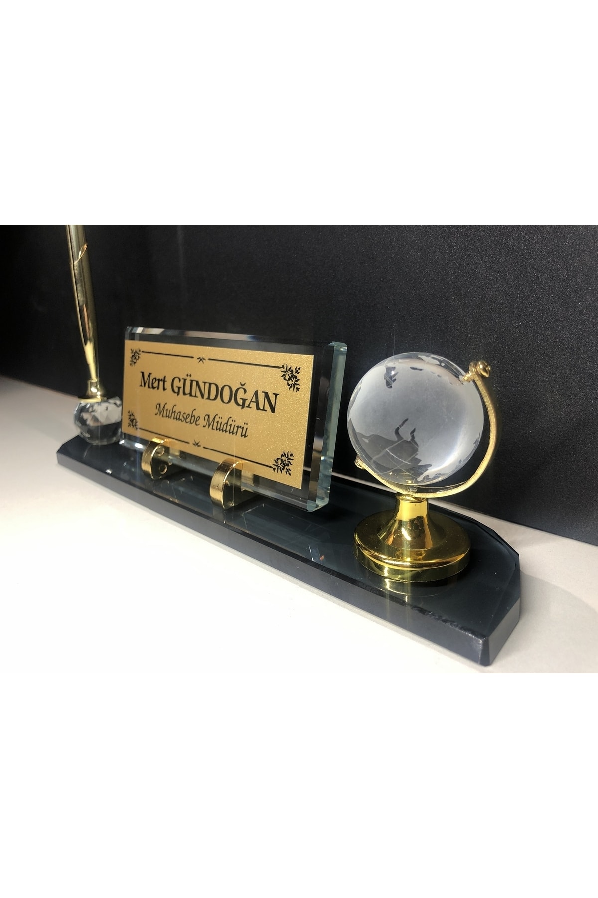 Gündoğan Kristal Masa Üstü Cam İsimlik Kalem ve Dünya Aksesuarlı Füme Hediye Seti