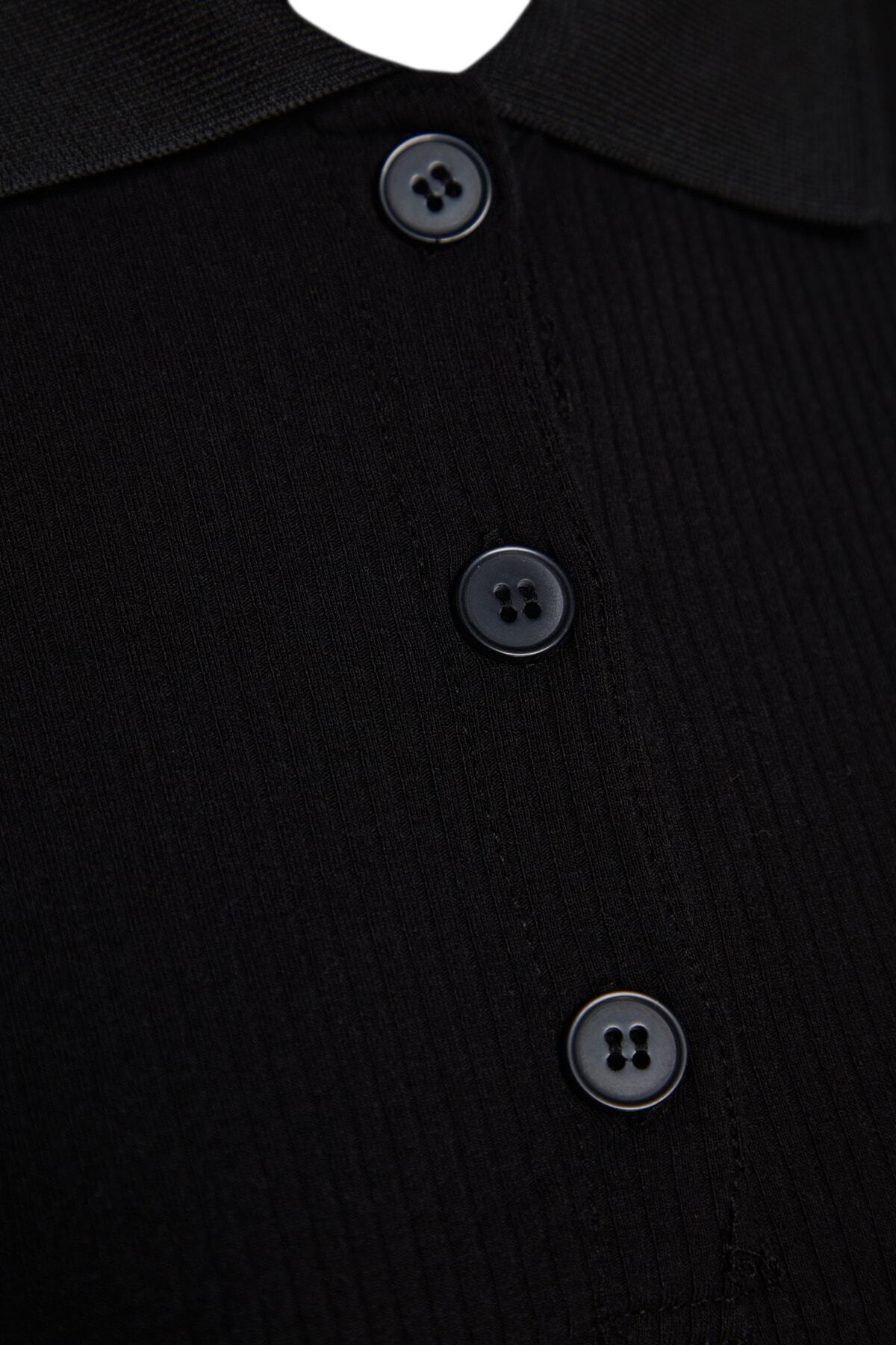 Trendyol Modest-Schwarzes geripptes Strickkleid mit Polokragen TCTSS23EB00246 8