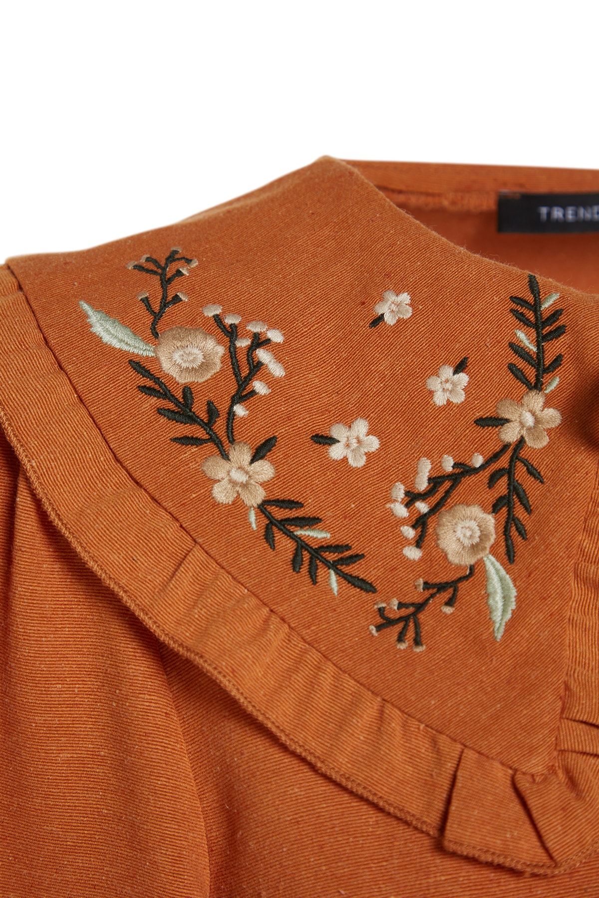 Trendyol Modest Tarçın Yakası Nakış Detaylı Yarım Pat Dokuma Elbise TCTSS23EB00257 RN10467