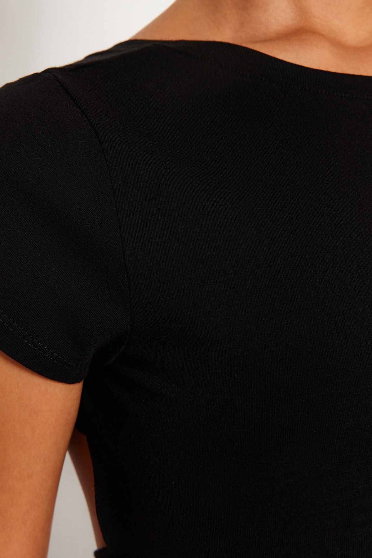 Trendyol Collection-Schwarze, rückenfreie, bauchfreie, dehnbare Strickbluse aus Baumwolle TWOSS23BZ00912 5