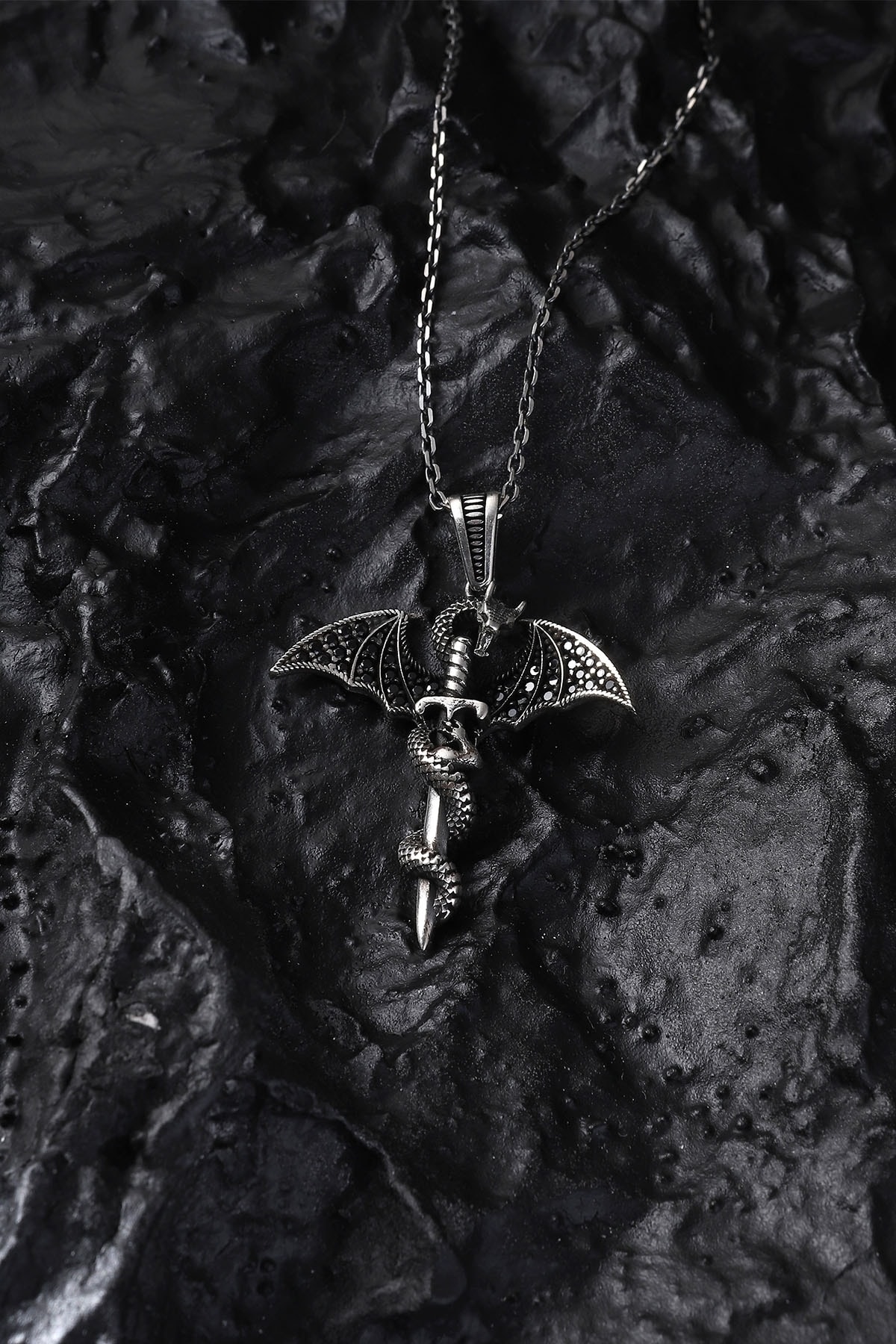 gümüş ve siyah ejderhalar