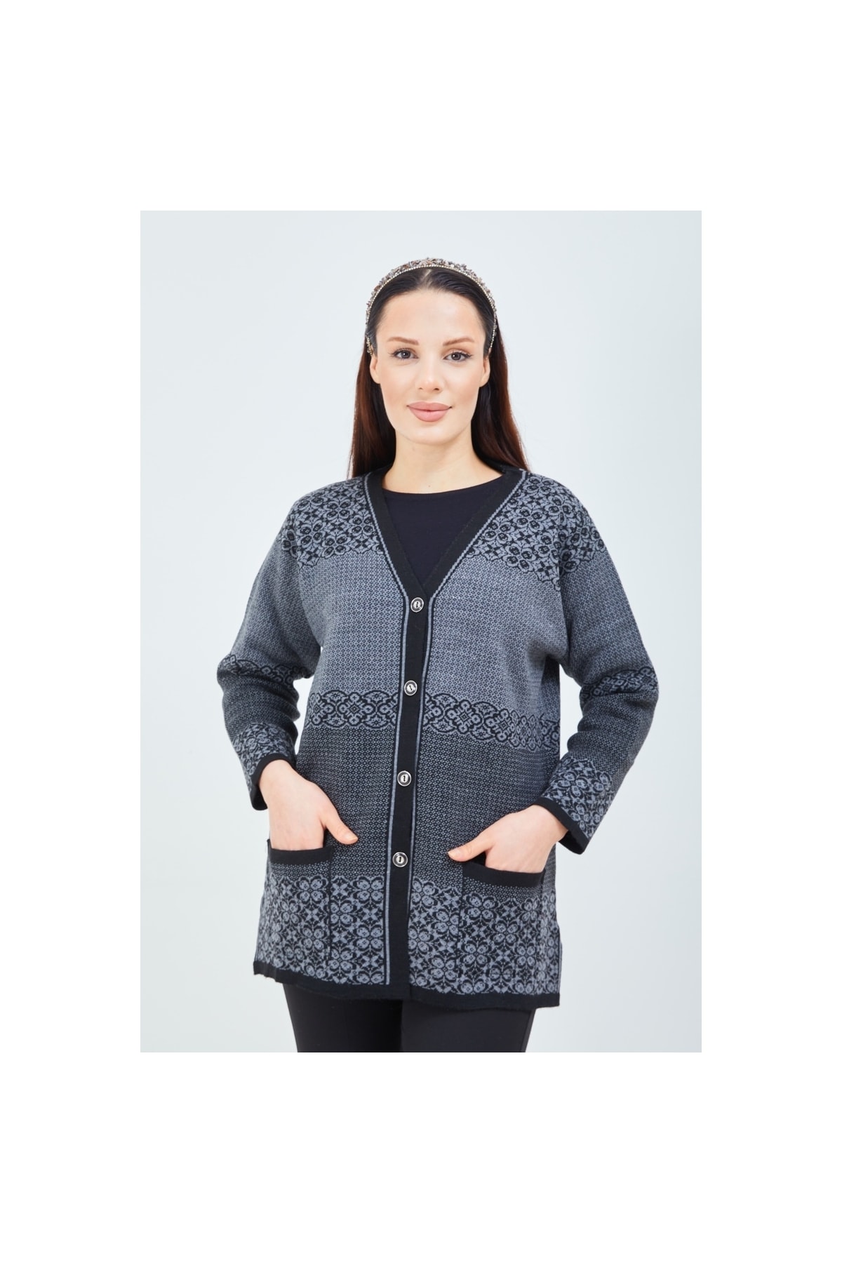 Fresh&Moda  Kadın Siyah Gri Desenli Triko Düğmeli Cepli Kışlık Anne Hırkası - Görsel 2