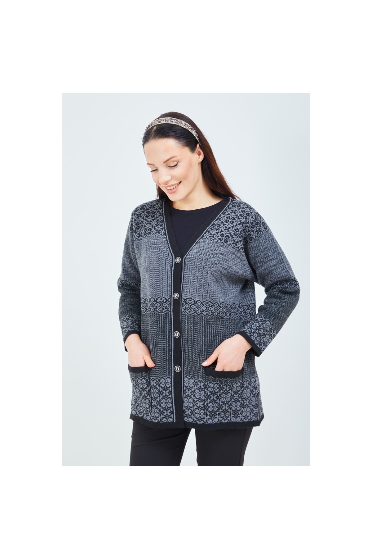 Fresh&Moda  Kadın Siyah Gri Desenli Triko Düğmeli Cepli Kışlık Anne Hırkası - Görsel 4