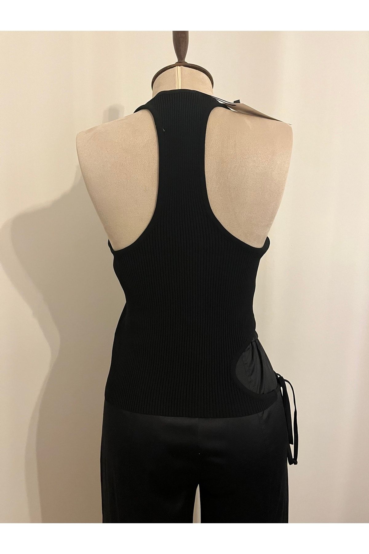 Dilvin-Crew Neck Undershirt with Lace on the Right Side 2