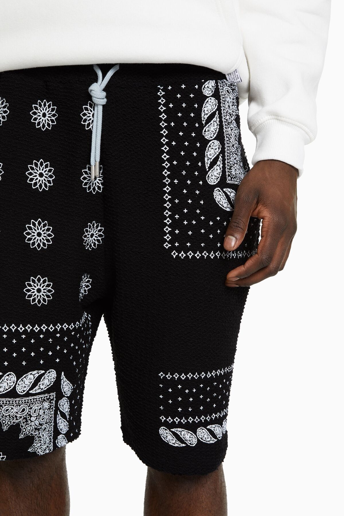 Bershka Desenli Dokulu Pamuklu Bermuda Şort IV7761