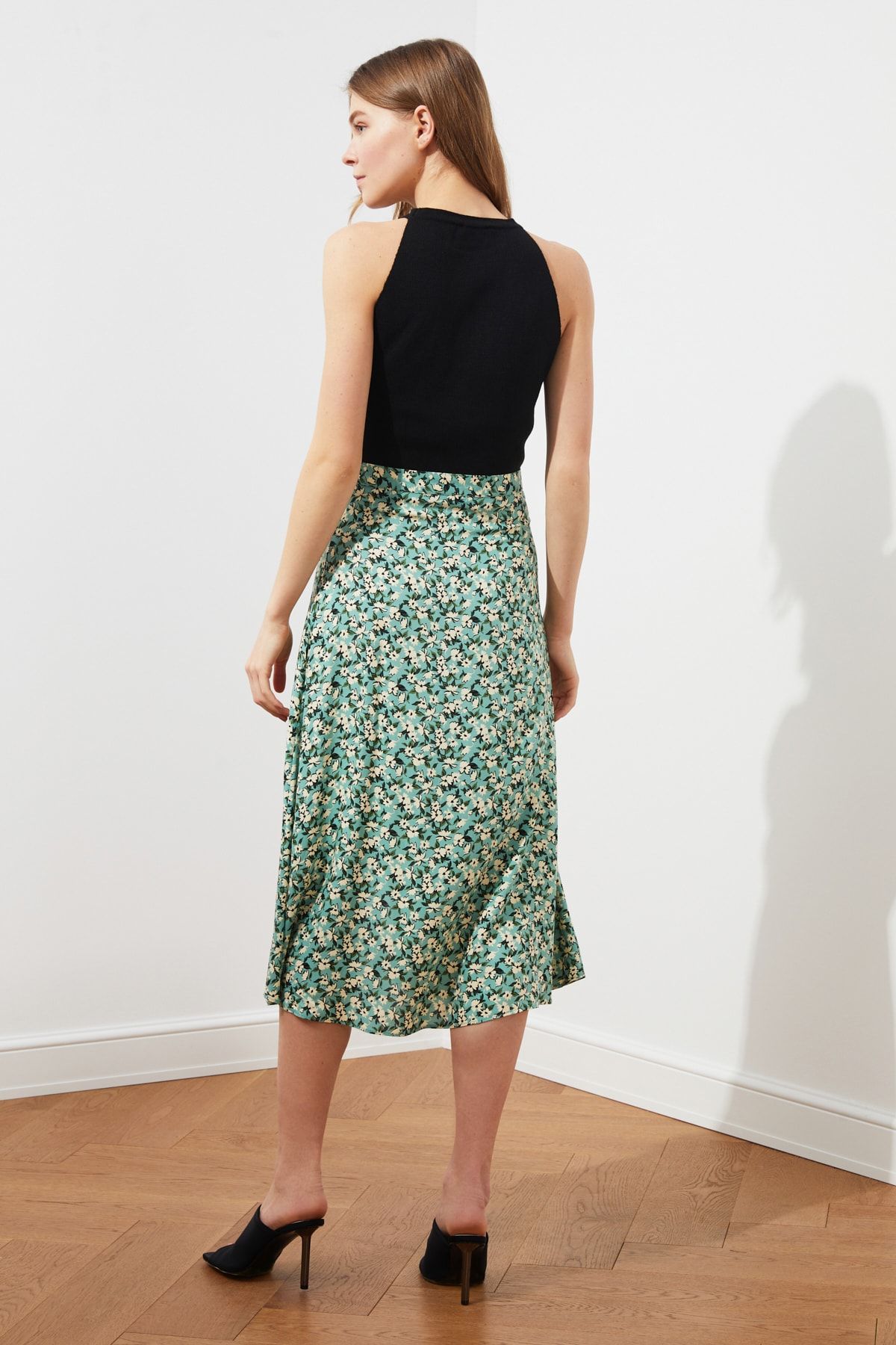 Trendyol Collection-Grüner gewebter Midirock aus Viskosestoff mit Schlitzdetail und Blumenmuster TWOSS20ET0230 15