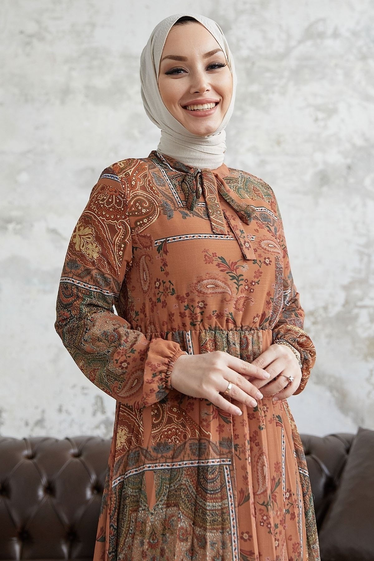 InStyle-Rochie din șifon cu model Paisley Viera cu guler cu curea - gresie 2