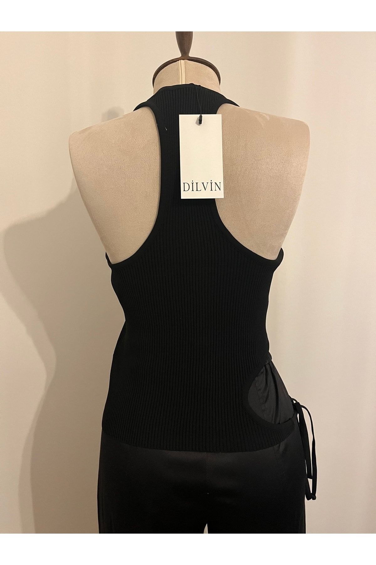 Dilvin-Crew Neck Undershirt with Lace on the Right Side 3