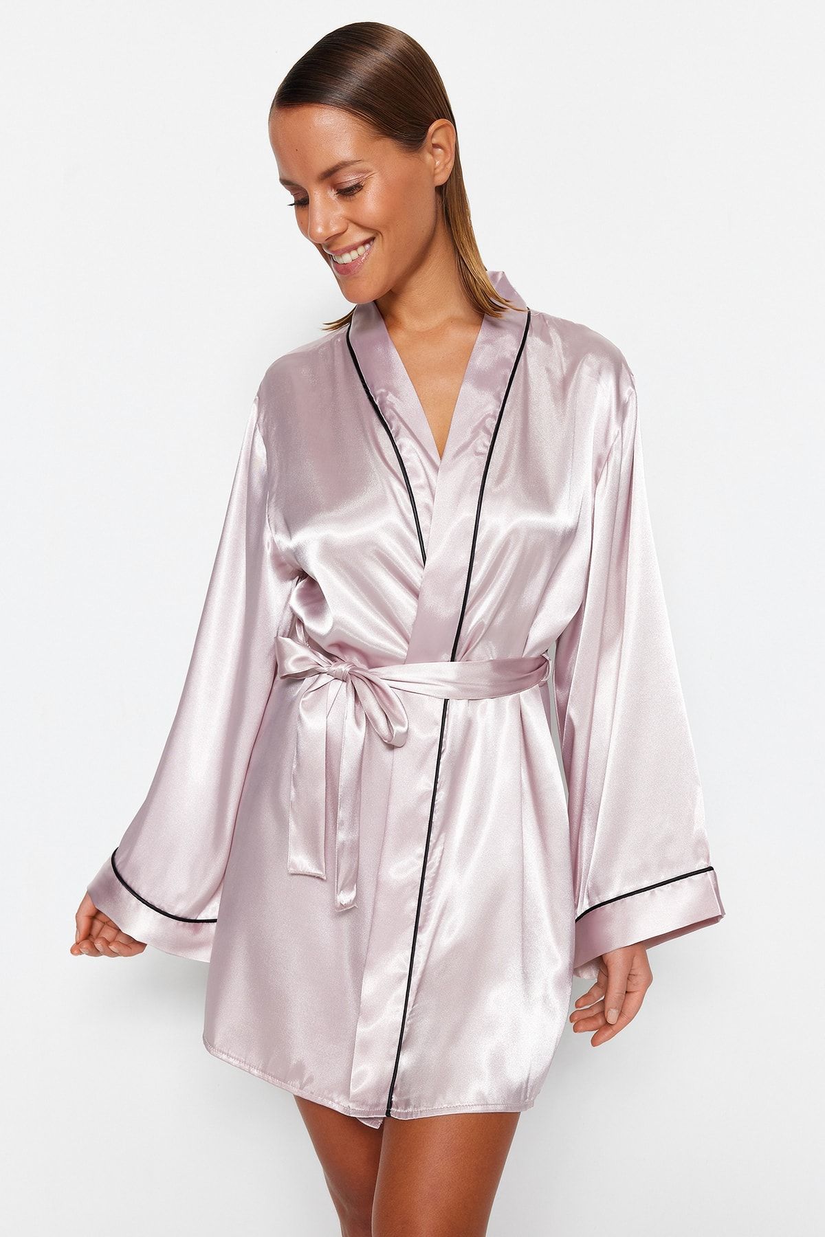 Trendyol Collection-Puderfarbener, mit Gürtelpaspeln versehener, detaillierter Morgenmantel aus Satin mit weiten Ärmeln THMSS23SB00017 3