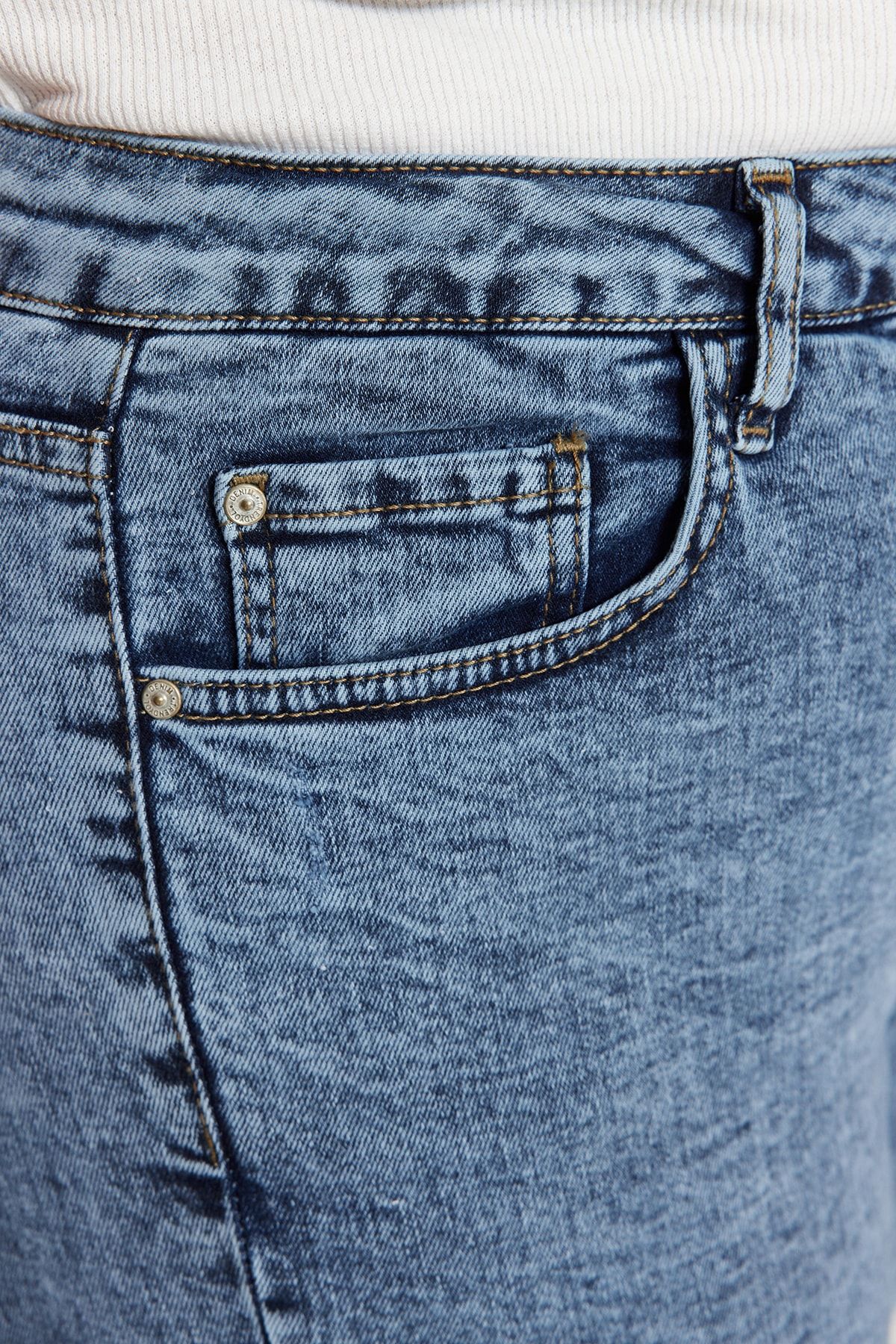 Trendyol Curve-Tmavě modré elastické úzké šortky s vysokým pasem - Bermudy TBBSS22AP0004 5