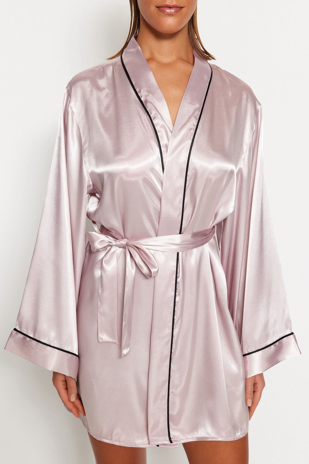 Trendyol Collection-Puderfarbener, mit Gürtelpaspeln versehener, detaillierter Morgenmantel aus Satin mit weiten Ärmeln THMSS23SB00017 4