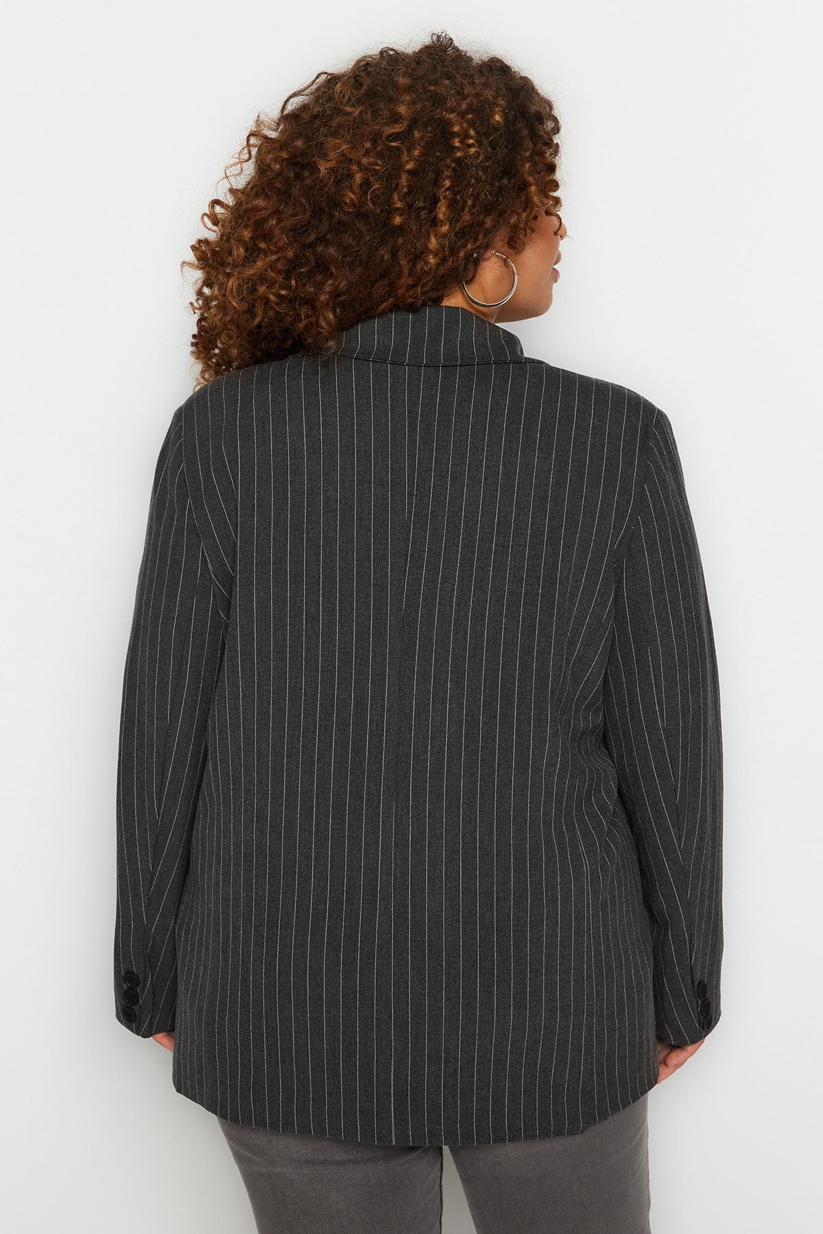 Trendyol Curve-Gestreifte gewebte Blazerjacke TBBSS23AG00017 6