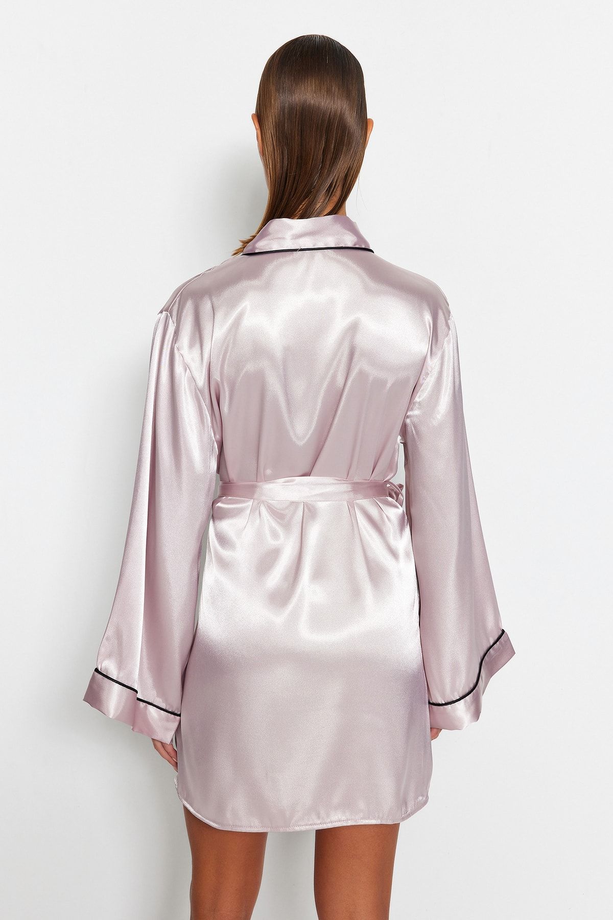 Trendyol Collection-Puderfarbener, mit Gürtelpaspeln versehener, detaillierter Morgenmantel aus Satin mit weiten Ärmeln THMSS23SB00017 6