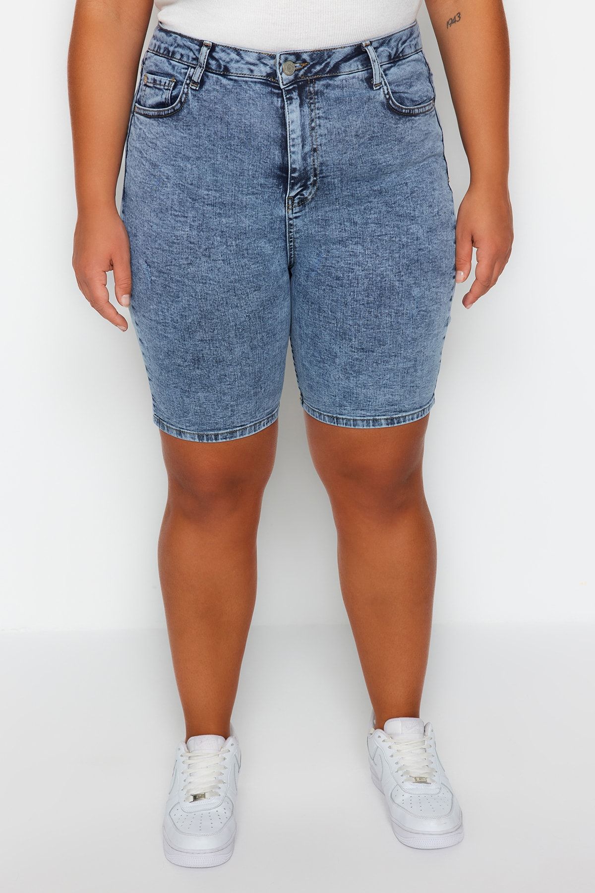 Trendyol Curve-Tmavě modré elastické úzké šortky s vysokým pasem - Bermudy TBBSS22AP0004 4
