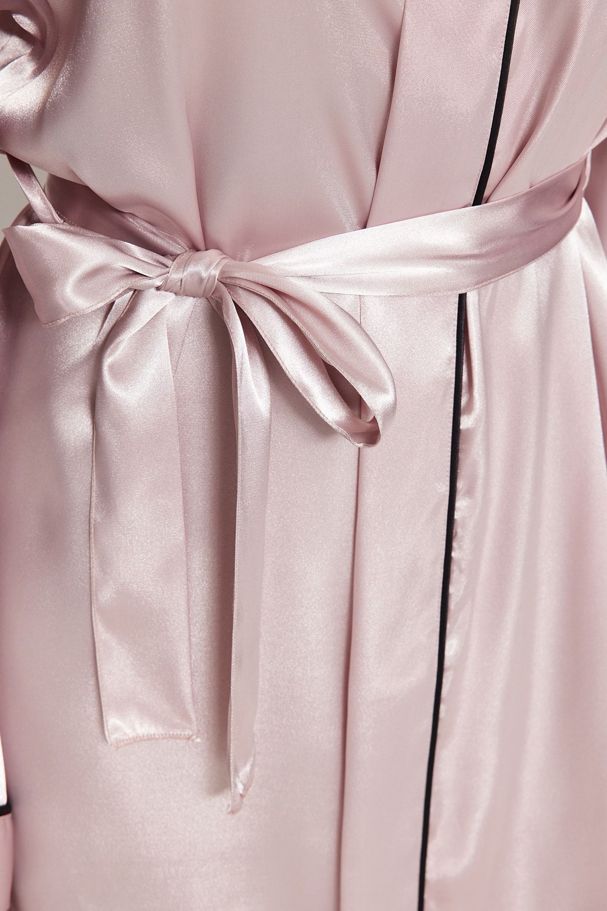 Trendyol Collection-Puderfarbener, mit Gürtelpaspeln versehener, detaillierter Morgenmantel aus Satin mit weiten Ärmeln THMSS23SB00017 5