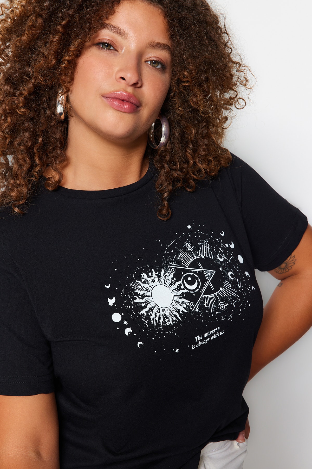 Trendyol Curve Schwarzes Strick-T-Shirt mit Rundhalsausschnitt – 100 % Baumwolle TBBSS23BF00030