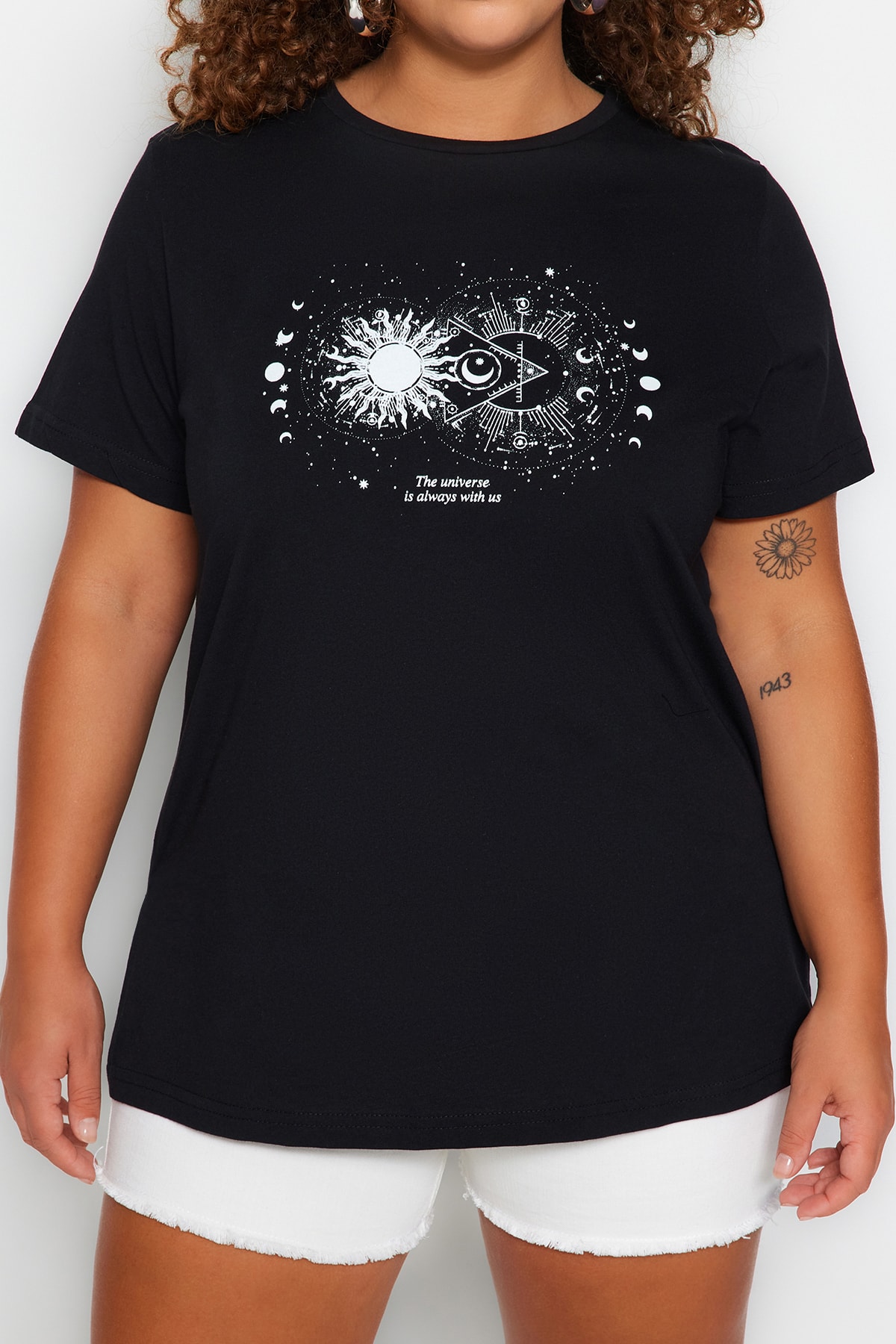 Trendyol Curve Schwarzes Strick-T-Shirt mit Rundhalsausschnitt – 100 % Baumwolle TBBSS23BF00030